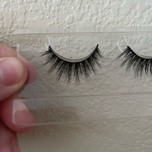 PUR 3d lux lashes - Picture 3 of 4